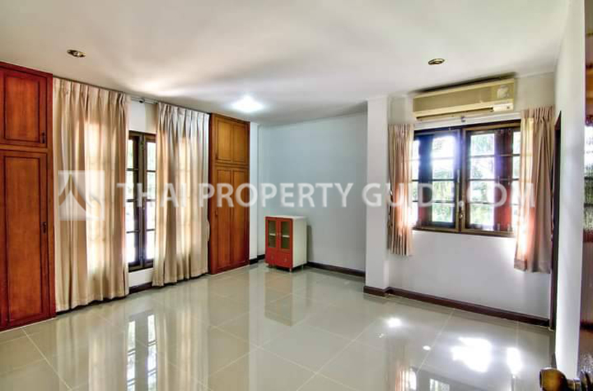 House with Shared Pool in Srinakarin 